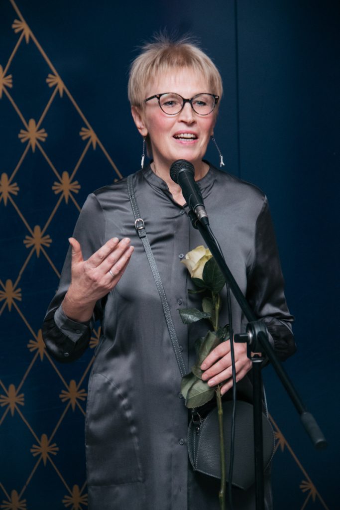 В течение Юлия Жукова В течение Юлия Жукова