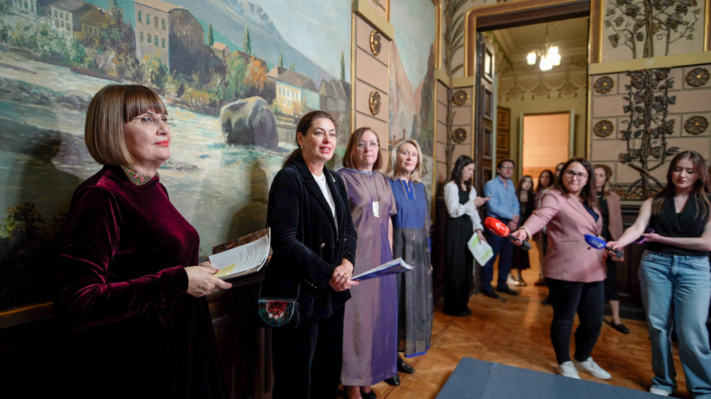 1.jpg открытие выставки Чапургиной