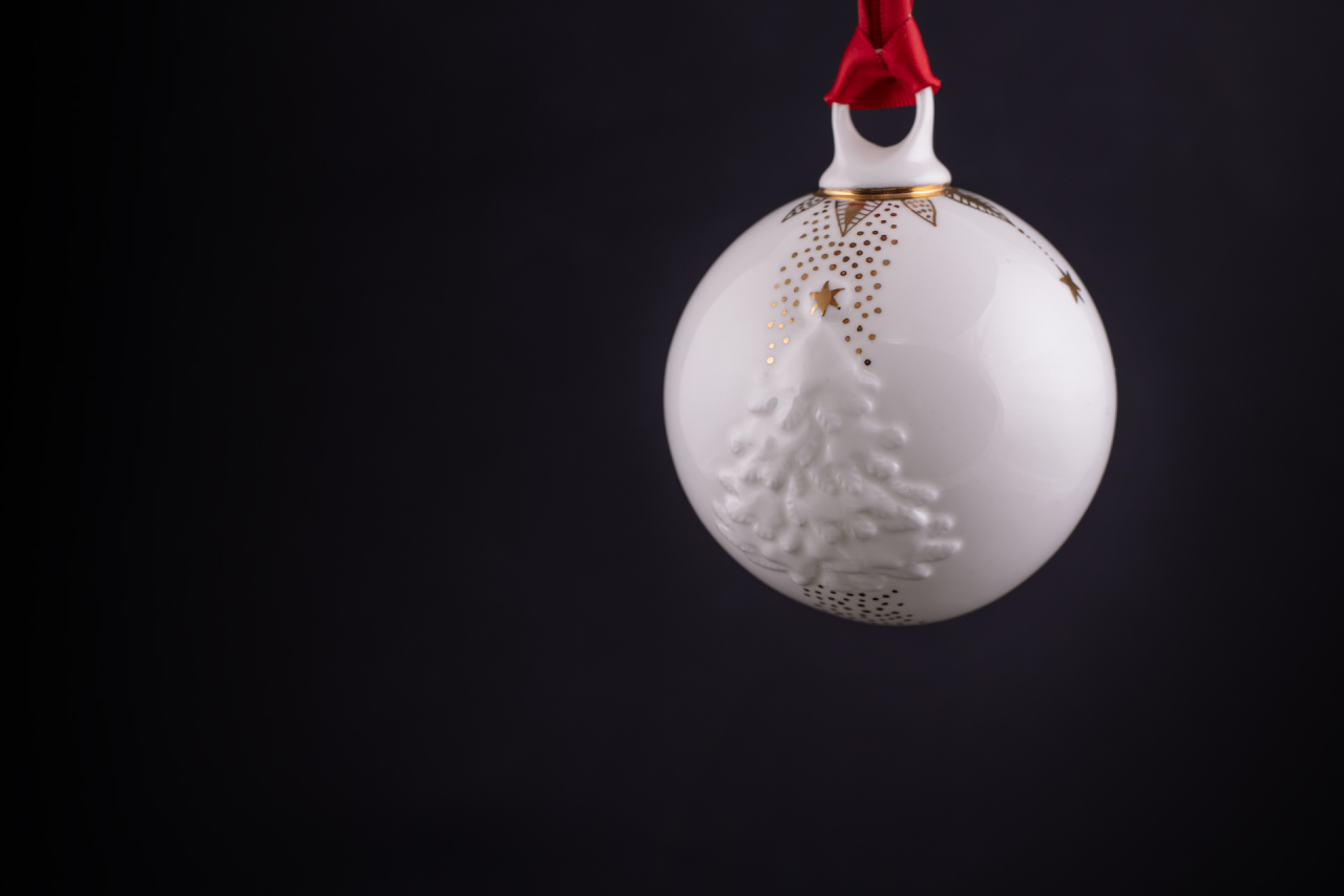 Елочная игрушка Шар с елкой, рисунок Снегопад, арт 60.21171.00.1, 