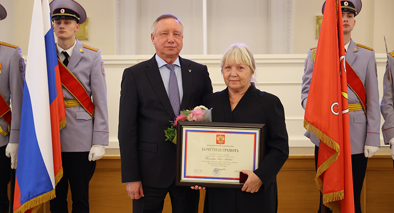 Сотрудников Императорского фарфорового завода наградили в Смольном