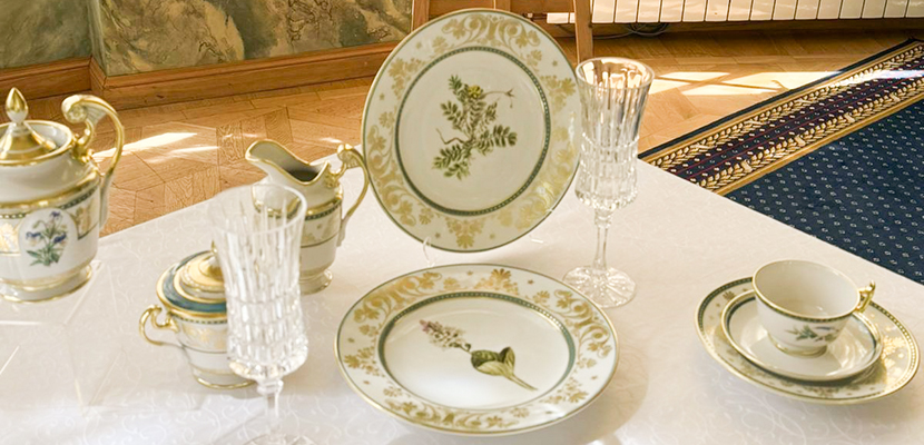 Растения севера расцвели на эксклюзивной коллекции фарфора