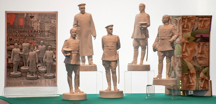 Потомкам великих военачальников вручили фарфоровые скульптуры Маршалов Победы 