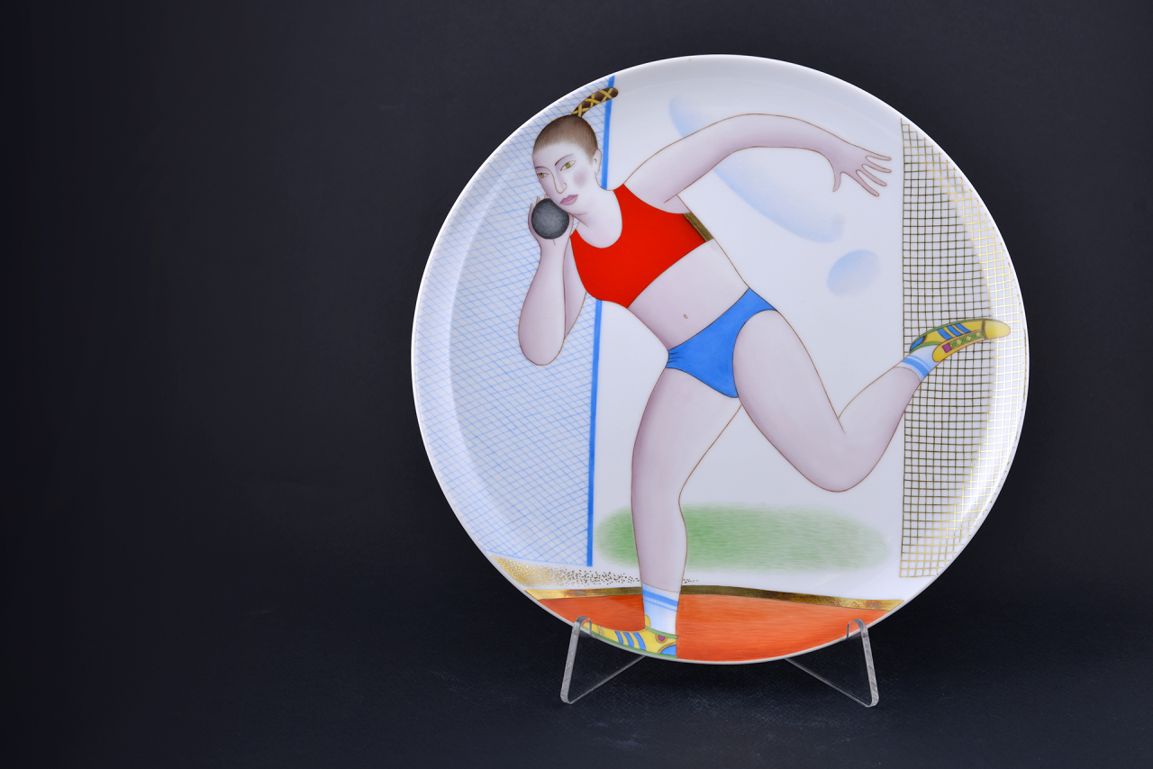 Декоративная тарелка Метательница ядра, на форме Осень 310 мм, арт 60.09772.00.5, 