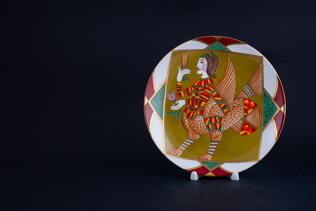 Декоративная тарелка Человек-дракон на форме Эллипс, арт 80.52043.00.1, 