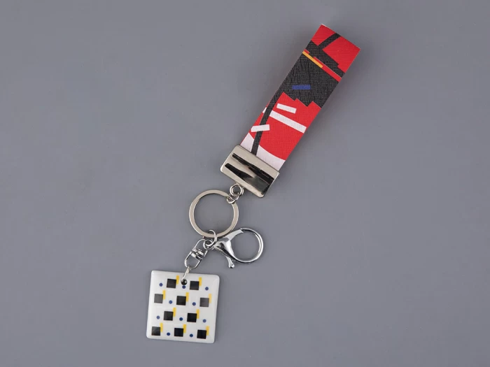 Брелок подвеска в подарочной упаковке, форма Квадрат, рисунок Супрематический пояс, арт 81.33233.00.1, 
