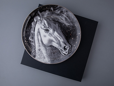 Декоративная тарелка 300 мм в подарочной упаковке, форма Восточная рисунок Черный мустанг, арт 81.34275.00.1