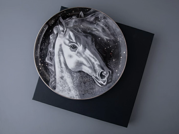Декоративная тарелка 300 мм в подарочной упаковке, форма Восточная рисунок Черный мустанг, арт 81.34275.00.1, 