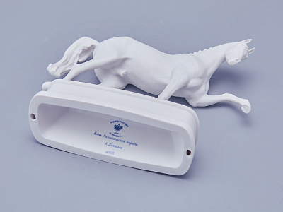 Скульптура в подарочной упаковке, форма Конь Ганноверский, рисунок Белый арт. 81.23029.00.1