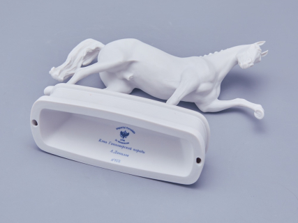 Скульптура в подарочной упаковке, форма Конь Ганноверский, рисунок Белый арт. 81.23029.00.1, 