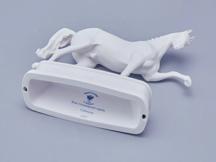 Скульптура в подарочной упаковке, форма Конь Ганноверский, рисунок Белый арт. 81.23029.00.1, 