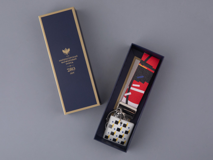 Брелок подвеска в подарочной упаковке, форма Квадрат, рисунок Супрематический пояс, арт 81.33233.00.1, 