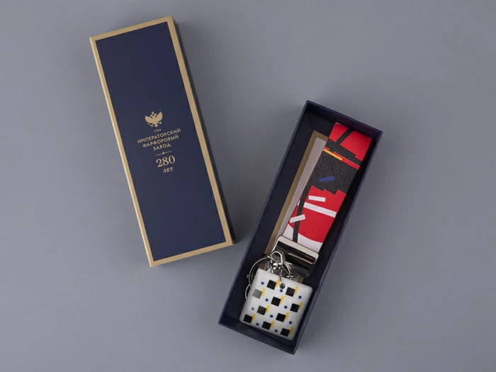 Брелок подвеска в подарочной упаковке, форма Квадрат, рисунок Супрематический пояс, арт 81.33233.00.1, 