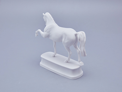 Скульптура в подарочной упаковке, форма Конь Ганноверский, рисунок Белый арт. 81.23029.00.1