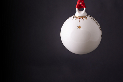 Елочная игрушка Шар с елкой, рисунок Звездопад, арт 60.21172.00.1