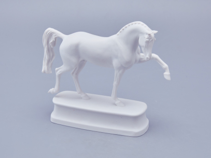Скульптура в подарочной упаковке, форма Конь Ганноверский, рисунок Белый арт. 81.23029.00.1, 