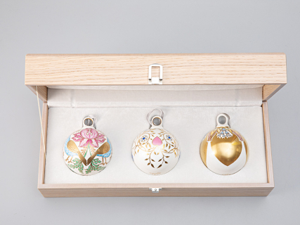 Подарочный набор Ёлочных украшений, форма Шар с петелькой 80мм рисунок Рождественский подарок арт. 81.29936.00.1, 