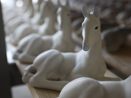 Скульптура Жеребенок лежащий (белый) арт. 82.00975.00.1, 