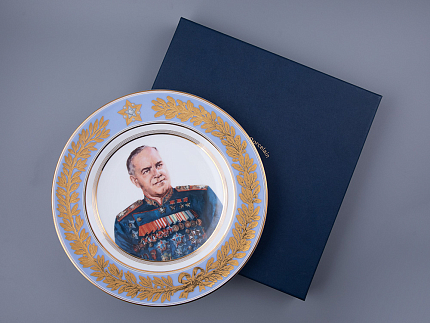 Тарелка декоративная 270 мм в подарочной упаковке, форма Европейская-3 рисунок Маршалы Победы. Жуков Г.К., арт. 81.33507.00.1