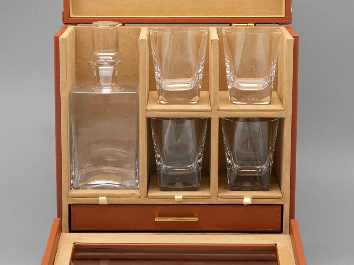 Подарочный набор Кожаный чемодан мини-бар Status (Статус) коричневый арт. 81.31189.00.1, 