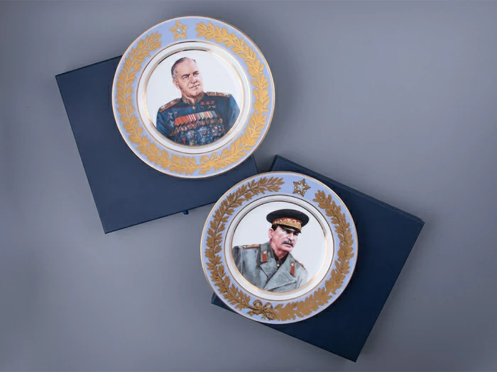 Тарелка декоративная 270 мм в подарочной упаковке, форма Европейская-3 рисунок Маршалы Победы. Сталин И.В., арт. 81.33506.00.1, 