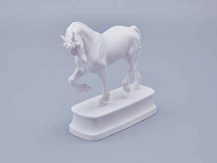 Скульптура в подарочной упаковке, форма Конь Фризской породы, рисунок Белый арт 81.18591.00.1