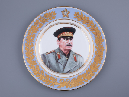 Тарелка декоративная 270 мм в подарочной упаковке, форма Европейская-3 рисунок Маршалы Победы. Сталин И.В., арт. 81.33506.00.1, 