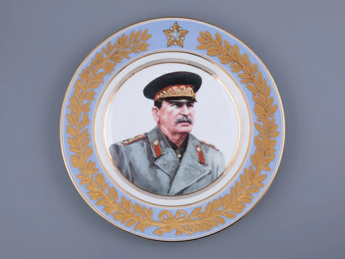 Тарелка декоративная 270 мм в подарочной упаковке, форма Европейская-3 рисунок Маршалы Победы. Сталин И.В., арт. 81.33506.00.1, 
