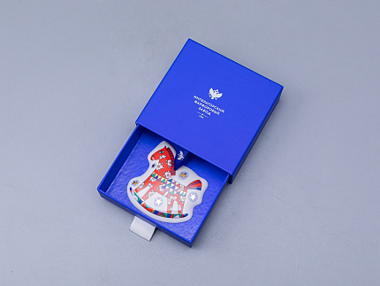 Елочная игрушка в подарочной упаковке форма Лошадка рисунок Красная, арт. 81.34341.00.1