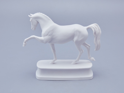 Скульптура в подарочной упаковке, форма Конь Ганноверский, рисунок Белый арт. 81.23029.00.1, 