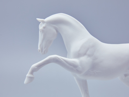 Скульптура в подарочной упаковке, форма Конь Ганноверский, рисунок Белый арт. 81.23029.00.1, 