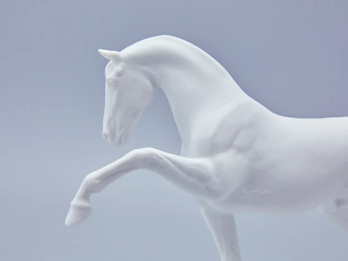 Скульптура в подарочной упаковке, форма Конь Ганноверский, рисунок Белый арт. 81.23029.00.1, 