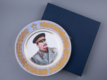 Тарелка декоративная 270 мм в подарочной упаковке, форма Европейская-3 рисунок Маршалы Победы. Сталин И.В., арт. 81.33506.00.1, 