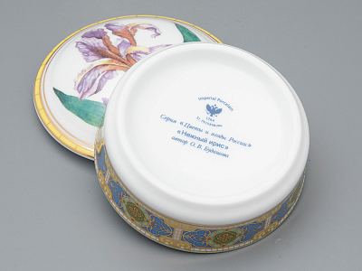 Туалетная коробочка в подарочной упаковке, форма Круглая, рисунок Нежный ирис, арт 81.33189.00.1