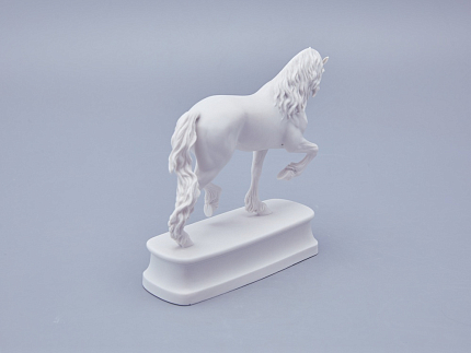 Скульптура в подарочной упаковке, форма Конь Фризской породы, рисунок Белый арт 81.18591.00.1