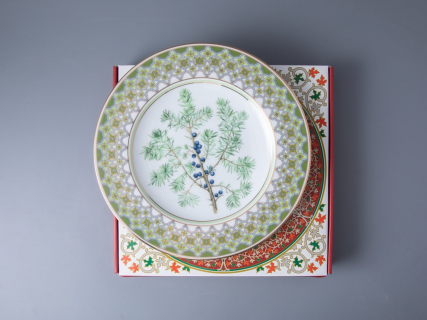 Тарелка декоративная 270 мм в подарочной упаковке форма Европейская рисунок Можжевельник ароматный, арт. 81.33952.00.1, 