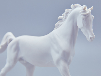 Скульптура в подарочной упаковке, форма Конь Арабской породы, рисунок Белый арт. 81.18628.00.1, 