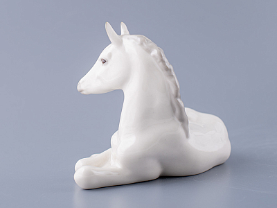 Скульптура Жеребенок лежащий (белый) арт. 82.00975.00.1