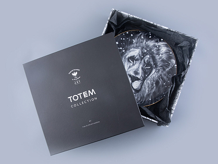 Декоративная тарелка 300 мм в подарочной упаковке, форма Эллипс 2, рисунок Тотем Лев арт. 81.26806.00.1