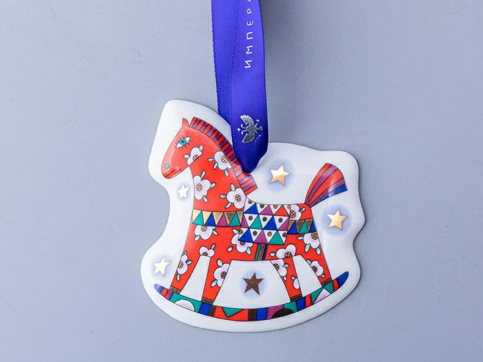 Елочная игрушка в подарочной упаковке форма Лошадка рисунок Красная, арт. 81.34341.00.1, 