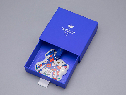 Елочная игрушка в подарочной упаковке форма Лошадка рисунок Синяя, арт. 81.34340.00.1