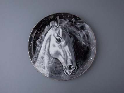 Декоративная тарелка 300 мм в подарочной упаковке, форма Восточная рисунок Черный мустанг, арт 81.34275.00.1, 