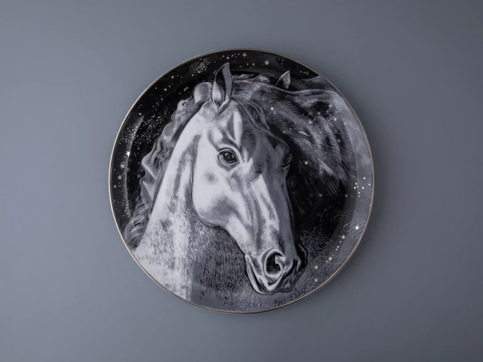 Декоративная тарелка 300 мм в подарочной упаковке, форма Восточная рисунок Черный мустанг, арт 81.34275.00.1, 