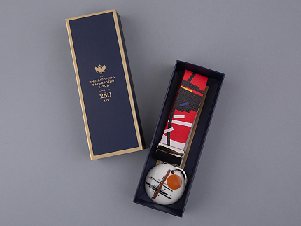 Брелок подвеска в подарочной упаковке, форма Круг, Оранжевый диск и черный крест, арт 81.33234.00.1