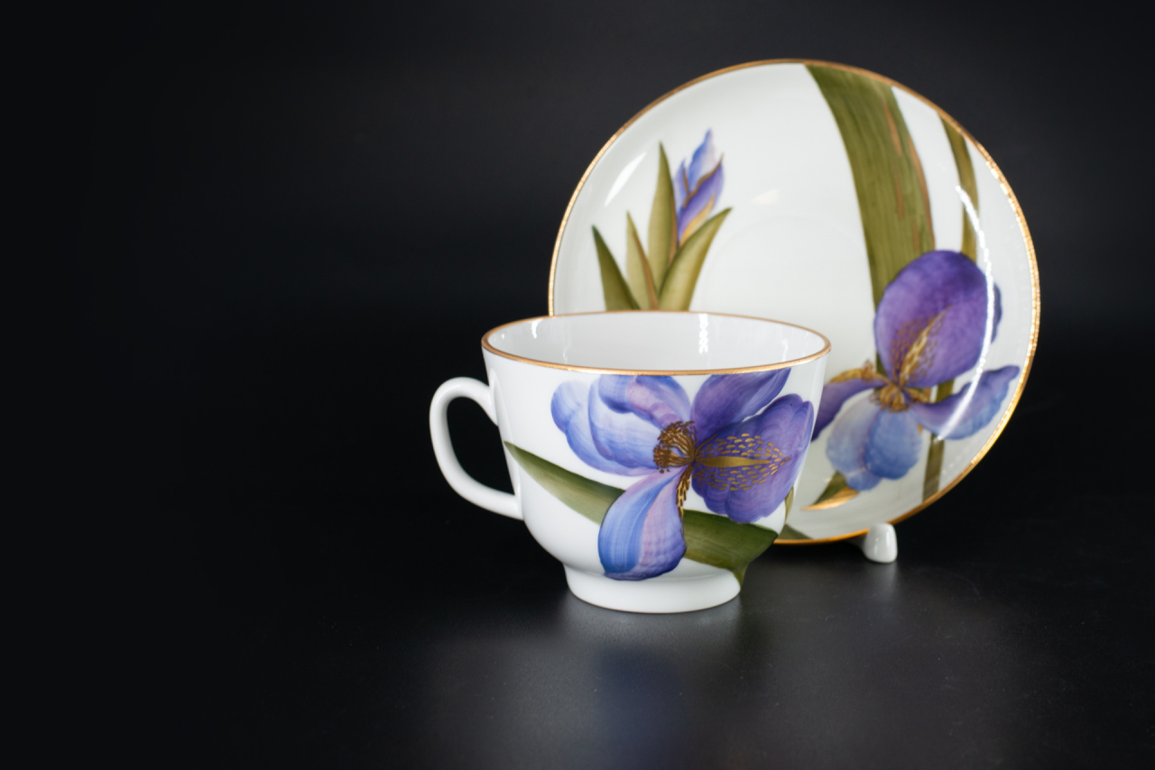 Чашка с блюдцем Фиолетовый ирис, на форме Подарочная, арт 41.00173.00.1, 