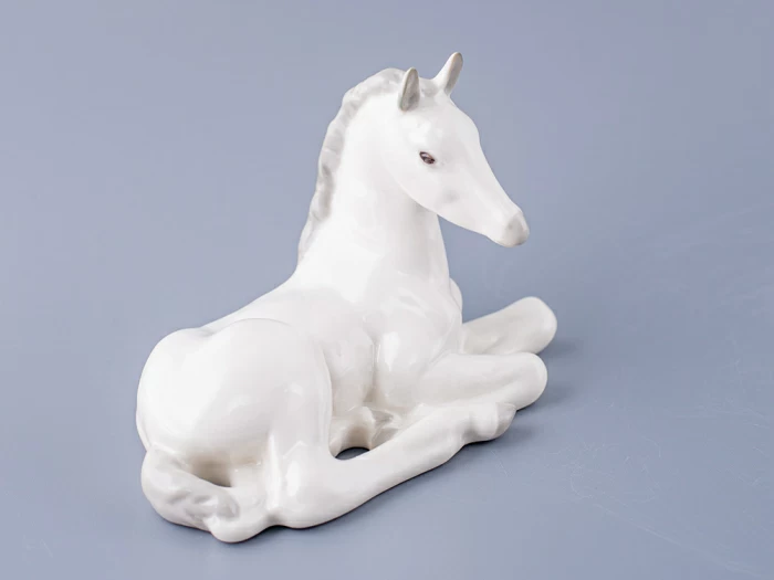 Скульптура Жеребенок лежащий (белый) арт. 82.00975.00.1, 