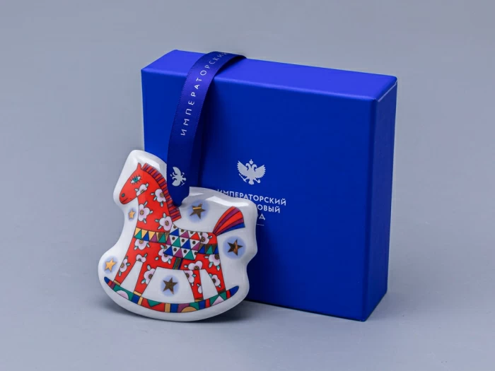 Елочная игрушка в подарочной упаковке форма Лошадка рисунок Красная, арт. 81.34341.00.1, 