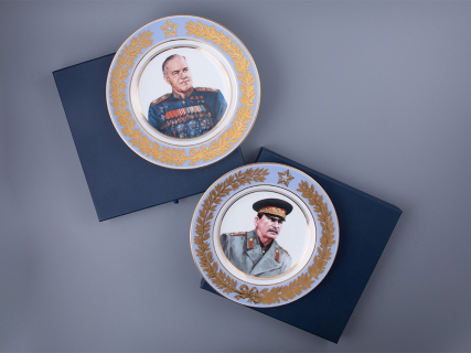 Тарелка декоративная 270 мм в подарочной упаковке, форма Европейская-3 рисунок Маршалы Победы. Жуков Г.К., арт. 81.33507.00.1, 