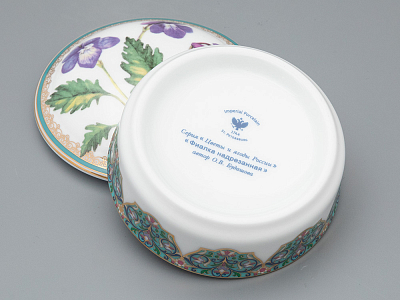 Туалетная коробочка в подарочной упаковке, форма Круглая, рисунок Фиалка надрезанная, арт 81.33190.00.1