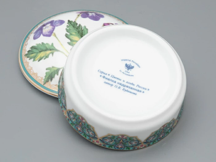 Туалетная коробочка в подарочной упаковке, форма Круглая, рисунок Фиалка надрезанная, арт 81.33190.00.1, 