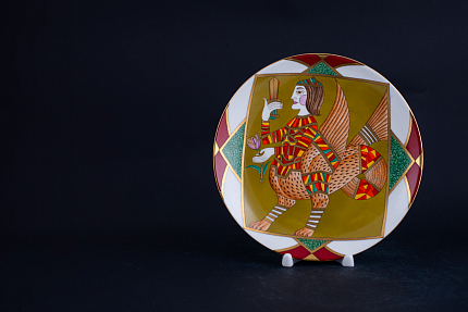 Декоративная тарелка Человек-дракон на форме Эллипс, арт 80.52043.00.1